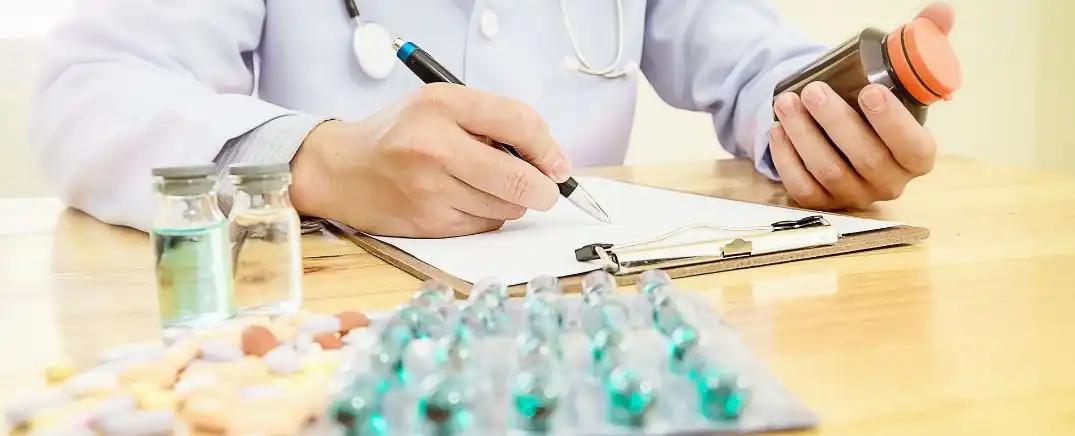 médico escribiendo receta para tratamiento farmacológico de perdida de peso