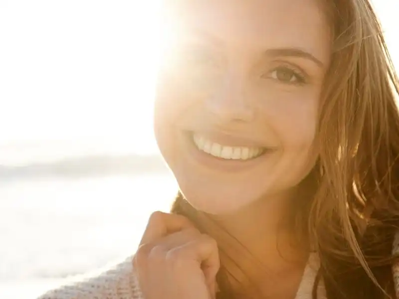 mujer sonriendo mostrando belleza natural