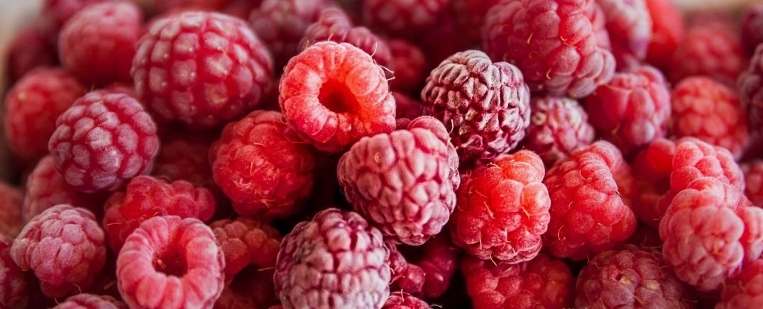 Frambuesas frescas ricas en antioxidantes y vitamina C, superalimento que favorece la producci&oacute;n de col&aacute;geno y aporta luminosidad a la piel.